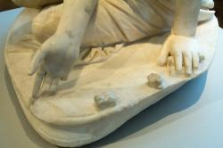 Malá dívka hraje astragalos (jednoduchá hra s kůstkami nebo kostkami), detail. Řím, 2. století n. l. podle helénistické předlohy. Altes Museum Berlin, Sk 494. Kredit: Zde, Wikimedia Commons.