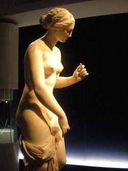 Na této zmenšené verzi z římské doby obnovil Joseph Nollekens na konci 18. století snad jen paže. Nález z Ostie, rozměry 107 x 33 x 35 cm. Britské muzeum, GR 1805,0703.16 (socha 1577). Kredit: Dorieo, Wikimedia Commons. Licence CC 3.0.