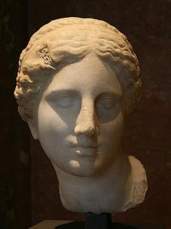 Hlava ženy, alias hlava Afrodíty z Knidu typu „Afrodíté Kaufmannova“, výška 35 cm, hrubozrnný maloasijský mramor, 150 před. n. l. Louvre, Ma 3518. Kredit: Jean-Pol GRANDMONT, Wikimedia Commons. Licence CC 4.0.