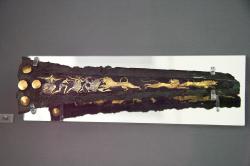Čepel dýky. Bronz intarzovaný stříbrem a zlatem, 16. století před n. l. NAMA 394. Kredit: Zde, Wikimedia Commons. Licence CC 3.0. Čepel dýky. Bronz intarzovaný stříbrem a zlatem, 16. století před n. l. NAMA 394. Kredit: Zde, Wikimedia Commons. Licence CC 3.0.