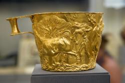 Zlaté pohár s reliéfem. Vafio (Vafeio) u Sparty, 1500–1450 před n. l. NAMA 1759. Kredit: Zde, Wikimedia Commons. Licence CC 4.0. Zlaté pohár s reliéfem. Vafio (Vafeio) u Sparty, 1500–1450 před n. l. NAMA 1759. Kredit: Zde, Wikimedia Commons. Licence CC 4.0.