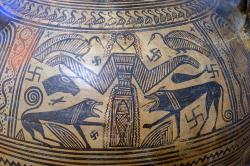 Artemis jako Paní zvířat. Boiótská raně orientalizující amfora, ještě se znaky geometrického stylu. NAMA 220. Kredit: Zde, Wikimedia Commons. Licence CC 4.0. Artemis jako Paní zvířat. Boiótská raně orientalizující amfora, ještě se znaky geometrického stylu. NAMA 220. Kredit: Zde, Wikimedia Commons. Licence CC 4.0.