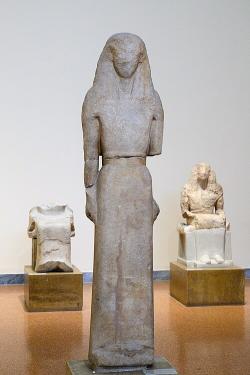 Níkandra z Naxu, vysoká 180 cm, plochá stylizace. Raná naxijská práce kolem r. 650 před n. l. NAMA 1. Kredit: Zde, Wikimedia Commons. Licence CC 4.0. Níkandra z Naxu, vysoká 180 cm, plochá stylizace. Raná naxijská práce kolem r. 650 před n. l. NAMA 1. Kredit: Zde, Wikimedia Commons. Licence CC 4.0.