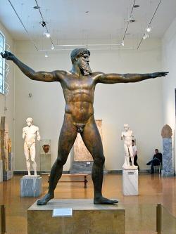 Bůh od mysu Artemision, Poseidón nebo Zeus. Bronz, 209 cm, 460 před n. l. NAMA X15161. Kredit: Sharon Mollerus, Wikimedia Commons. Licence CC 2.0. Bůh od mysu Artemision, Poseidón nebo Zeus. Bronz, 209 cm, 460 před n. l. NAMA X15161. Kredit: Sharon Mollerus, Wikimedia Commons. Licence CC 2.0.