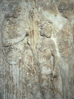 Slavný votivní reliéf z Eleúsiny. Pentelský mramor, 220 cm × 152 cm, 440 až 430 před n. l. NAMA 126. Kredit: Zde, Wikimedia Commons. Licence CC 3.0. Slavný votivní reliéf z Eleúsiny. Pentelský mramor, 220 cm × 152 cm, 440 až 430 před n. l. NAMA 126. Kredit: Zde, Wikimedia Commons. Licence CC 3.0.