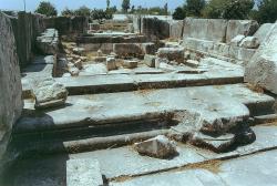 Chrám bohyně Létó z konce 5. století před n. l. v Létóon, na starším kultovním místě a později přestavovaný, stav před rekonstrukcí. Kredit: Zde, Wikimedia Commons. Licence CC 4.0.