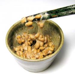 Natto, páchnoucí pochoutka z fermentovaných sójových bobů. Jeho lepkavě mazlavou nechunost má na svědomí  protein BslA.  (Kredit: ja-wikipedia)