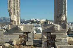 Průhled vchodem chrámu na akropoli Naxu. Kredit: Zde, Wikimedia Commons. Licence CC 4.0.