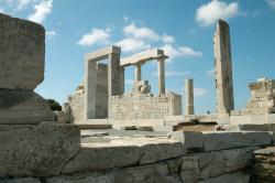 Démétrion v Gyroulas u Sangri na Naxu, 530 před n. l. Pokus o pohled dovnitř chrámu. Kredit: Zde, Wikimedia Commons. Licence CC 4.0.