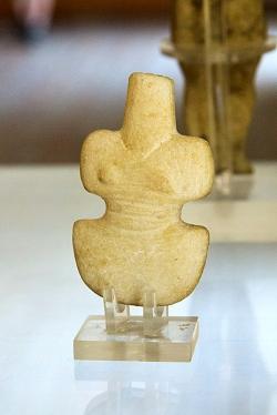Kykladský idol z Naxu, mramor. Přechodová forma, blízká figurám tvaru violy. Začátek rané doby bronzové, EC I, 3200-2800 před n. l. Kredit: Zde, Wikimedia Commons . Licence CC 3.0. Kykladský idol z Naxu, mramor. Přechodová forma, blízká figurám tvaru violy. Začátek rané doby bronzové, EC I, 3200-2800 před n. l. Kredit: Zde, Wikimedia Commons . Licence CC 3.0.