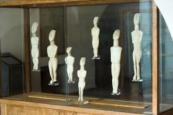 Archeologické muzeum na Naxu, kykladská sbírka, skříň 3: Kykladské idoly kanonického typu (EC II) z různých míst naxijského venkova. Kredit: Zde, Wikimedia Commons. Licence CC 3.0. Archeologické muzeum na Naxu, kykladská sbírka, skříň 3: Kykladské idoly kanonického typu (EC II) z různých míst naxijského venkova. Kredit: Zde, Wikimedia Commons. Licence CC 3.0.