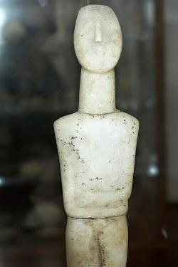 Kykladský idol, ženská postava. Naxos Museum Master? Raná doba bronzová, EC II, 2800 až 2300 před n. l. Mramor z naxijského venkova. Kredit: Zde, Wikimedia Commons. Licence CC 3.0. Kykladský idol, ženská postava. Naxos Museum Master? Raná doba bronzová, EC II, 2800 až 2300 před n. l. Mramor z naxijského venkova. Kredit: Zde, Wikimedia Commons. Licence CC 3.0.