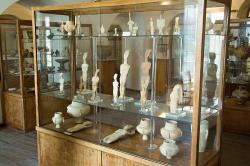 Archeologické muzeum na Naxu, kykladská sbírka, skříň 13: Figuríny a mramorové nádoby z různých míst naxijského venkova. Kredit: Zde, Wikimedia Commons. Licence CC 3.0. Archeologické muzeum na Naxu, kykladská sbírka, skříň 13: Figuríny a mramorové nádoby z různých míst naxijského venkova. Kredit: Zde, Wikimedia Commons. Licence CC 3.0.