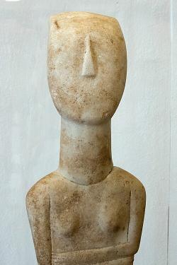 Polodetail většího idolu z Keru. Mramor, EC II, 2800 až 2300 před n. l. Kredit: Zde, Wikimedia Commons. Licence CC 3.0. Polodetail většího idolu z Keru. Mramor, EC II, 2800 až 2300 před n. l. Kredit: Zde, Wikimedia Commons. Licence CC 3.0.