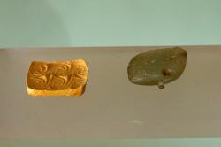 Pečetítko, kámen, 2800-2300 před n. l. Vlevo je jeho otisk. Archeologické muzeum na Naxu. Kredit: Zde, Wikimedia Commons. Licence CC 4.0.
