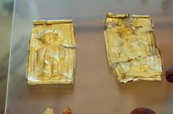 „Malý princ“ z Kamini, 12. století před n. l. Archeologické muzeum na Naxu, č. 3565-8. Kredit: Zde, Wikimedia Commons. Licence CC 3.0. „Malý princ“ z Kamini, 12. století před n. l. Archeologické muzeum na Naxu, č. 3565-8. Kredit: Zde, Wikimedia Commons. Licence CC 3.0.