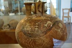 Pozdně mykénská nádoba z Kamini, 12. století před n. l. Archeologické muzeum na Naxu, č. 1750, skříň 15. Kredit: Zde, Wikimedia Commons. Licence CC 3.0. Pozdně mykénská nádoba z Kamini, 12. století před n. l. Archeologické muzeum na Naxu, č. 1750, skříň 15. Kredit: Zde, Wikimedia Commons. Licence CC 3.0.