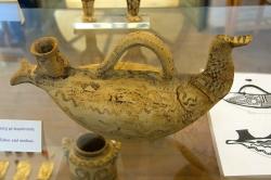 Pozdně mykénské keramické ptačí rhyton z Kamini, 12. století před n. l. Archeologické muzeum na Naxu, skříň 15. Kredit: Zde, Wikimedia Commons. Licence CC 3.0. Pozdně mykénské keramické ptačí rhyton z Kamini, 12. století před n. l. Archeologické muzeum na Naxu, skříň 15. Kredit: Zde, Wikimedia Commons. Licence CC 3.0.