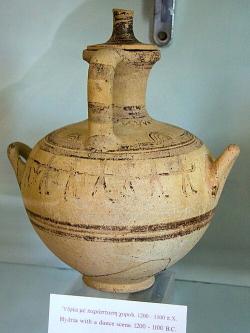Pozdně mykénská hydrie (nebo oinochoé?) se zobrazením taneční scény. Kamini na Naxu, 12. století před n. l. Kredit: Zde, Wikimedia Commons. Licence CC 3.0. Pozdně mykénská hydrie (nebo oinochoé?) se zobrazením taneční scény. Kamini na Naxu, 12. století před n. l. Kredit: Zde, Wikimedia Commons. Licence CC 3.0.