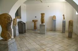 Galerie I, sálek větších plastik z řecké archaické doby, 7. a 6. století před n. l. Archeologické muzeum na Naxu. Kredit: Zde, Wikimedia Commons. Licence CC 3.0.