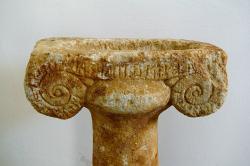 Jamka pro vkládání obětin na vrcholu sloupku, s nápisem, pozdní 7. století před n. l. Archeologické muzeum na Naxu, MN 8. Kredit: Zde, Wikimedia Commons. Licence CC 3.0.