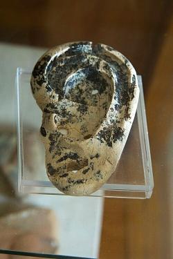 Terakotové ucho. Votivní? Archaická doba, z pohřebiště v Naxijské Chóře. Kredit: Zde, Wikimedia Commons. Licence CC 3.0 Terakotové ucho. Votivní? Archaická doba, z pohřebiště v Naxijské Chóře. Kredit: Zde, Wikimedia Commons. Licence CC 3.0