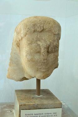 Hlava menšího kúra z Grotty v Naxijské Chóře. Mramor, 550 až 500 před n. l. Kredit: Zde, Wikimedia Commons. Licence CC 3.0. Hlava menšího kúra z Grotty v Naxijské Chóře. Mramor, 550 až 500 před n. l. Kredit: Zde, Wikimedia Commons. Licence CC 3.0.