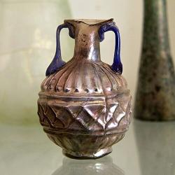 Sklo z římské doby nalezené na Naxu, 1. a 2. století n. l. Archeologické muzeum na Naxu, galerie IX. Kredit: Zde, Wikimedia Commons. Licence CC 3.0. Sklo z římské doby nalezené na Naxu, 1. a 2. století n. l. Archeologické muzeum na Naxu, galerie IX. Kredit: Zde, Wikimedia Commons. Licence CC 3.0.