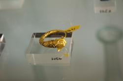 Zlatá náušnice z římské doby. Archeologické muzeum na Naxu, inv. č. 4501. Kredit: Zde, Wikimedia Commons. Licence CC 3.0. Zlatá náušnice z římské doby. Archeologické muzeum na Naxu, inv. č. 4501. Kredit: Zde, Wikimedia Commons. Licence CC 3.0.