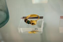 Zlatá náušnice z římské doby. Archeologické muzeum na Naxu, galerie IX. Kredit: Zde, Wikimedia Commons. Licence CC 3.0. Zlatá náušnice z římské doby. Archeologické muzeum na Naxu, galerie IX. Kredit: Zde, Wikimedia Commons. Licence CC 3.0.