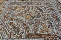 Velká mozaika z Aplomaty na terase muzea. Kredit: Olaf Tausch, Wikimedia Commons. Licence CC 3.0. Velká mozaika z Aplomaty na terase muzea. Kredit: Olaf Tausch, Wikimedia Commons. Licence CC 3.0.