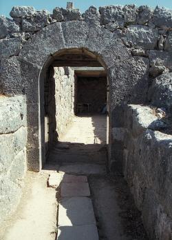 Třetí brána labyrintu a průhled do Hádova chrámu. Kredit: Zde, Wikimedia Commons. Licence CC 4.0.
