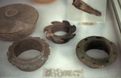 Bronzová ozubená kolečka z Nekromanteia, 3. století před n. l. Snad součást mechanismu na zjevování duší. Kredit: Zde, Wikimedia Commons. Licence CC 4.0.
