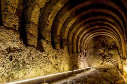 Podzemí svatyně. Kredit: Dionysisa303, Wikimedia Commons. Licence CC 4.0.