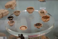 Miniaturní nádobíčko ze svatyně héroa Ofelta, klasická doba. Nemejské archeologické muzeum, skříň 4. Kredit: Zde, Wikimedia Commons. Licence CC 4.0.