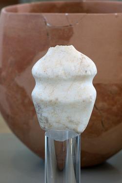 Torzo neolitického (nebo chalkolitického) idolu, mramor. Tsoungiza, 5800/4500 až 3100/3000 před n. l. Nemejské archeologické muzeum, 1297-8-1. Kredit: Zde, Wikimedia Commons. Licence CC 4.0.