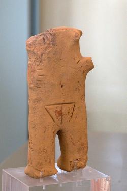 Torzo figurky ženské postavy, drobná terakota z pozdního neolitu. Flious (Fliús), 4500 až 3200 před n. l. Nemejské archeologické muzeum, MN 963. Kredit: Zde, Wikimedia Commons. Licence CC 4.0.