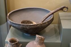 Velká mísa a naběračka, raně heladská keramika II. Tsoungiza, 2650-2400 před n. l. Nemejské archeologické muzeum, 1948-2-4, 1948-2-2. Kredit: Zde, Wikimedia Commons. Licence CC 4.0. Velká mísa a naběračka, raně heladská keramika II. Tsoungiza, 2650-2400 před n. l. Nemejské archeologické muzeum, 1948-2-4, 1948-2-2. Kredit: Zde, Wikimedia Commons. Licence CC 4.0.