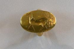 Mykénský zlatý pečetní prsten s rytinou spřežení. Aidonia, kolem 1500 před n. l. Nemejské archeologické muzeum, MN 1005. Kredit: Zde, Wikimedia Commons. Licence CC 4.0.