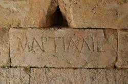 Jméno atleta vyryté v 1. až 2. století n. l. ve stěně tunelu: MARTIALIS. Kredit: Carole Raddato, Wikimedia Commons. Licence CC 2.0.
