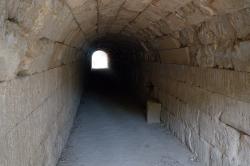 Východ z nemejského stadionu klenutým tunelem, 320 před n. l. Kredit: Zde, Wikimedia Commons. Licence CC 4.0.