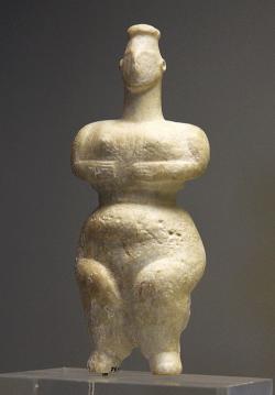 Ženská postava nalezená blízko pozdější Sparty, 6500 až 5800 před n. l. Národní archeologické muzeum v Athénách, č. 3928. Kredit: Zde, Wikimedia Commons