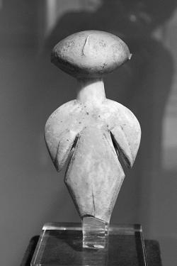 : Figurka typu Kilia. Pozdní neolit, 4360-3500 před. Goulandrisovo Museum kykladského umění v Athénách, zapůjčila Americká škola klasických studií v Athénách. Kredit: Zde, Wikimedia Commons.