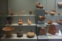 Keramika z Thesálie, pozdní neolit, 4800 až 4500 před n. l. Národní archeologické muzeum v Athénách. Kredit: Zde, Wikimedia Commons.