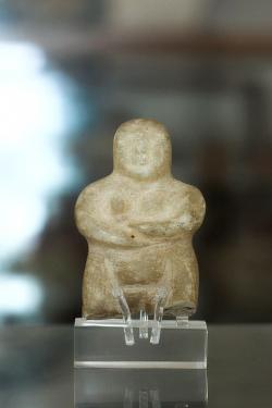 Maličká figurka ženské postavy typu steatopygous, mramor, pozdní neolit, asi 4000 až 3200 př. n. l. Archeologické muzeum na Naxu. Kredit: Zde, Wikimedia Commons.