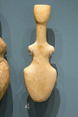 Kykladský „idol“ tvaru violy, prý z Amorgu, pozdní neolit, 5300 až 3200 př. n. l. Ashmolean muzeum v Oxfordu, AE175. Kredit: Zde, Wikimedia Commons.
