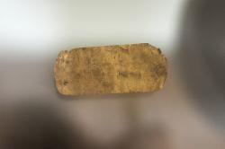 Zlatý plíšek s dírkami, nalezený v jeskyni Zás na Naxu, pozdní neolit, 4300 až 3200 před n. l. (podle jiných údajů 5300 až 3200 před n. l.). Kredit: Zde, Wikimedia Commons.