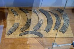 Železné kosy z „očišťovací“ pohřební jámy nalezené na ostrově Rhéneia. Z druhotného pohřbu obyvatel Délu od 9. do počátku 5. století před n. l. Archeologické muzeum na Mykonu. Kredit: Zde, Wikimedia Commons. Licence CC 4.0.