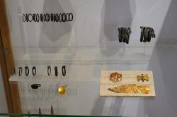 Šperky z „očišťovací“ pohřební jámy nalezené na ostrově Rhéneia. Z druhotného pohřbu obyvatel Délu od 9. do počátku 5. století před n. l. Archeologické muzeum na Mykonu. Kredit: Zde, Wikimedia Commons. Licence CC 4.0.