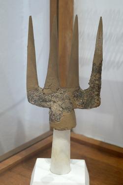 Nářadí nebo zbraň z „očišťovací“ pohřební jámy nalezené na ostrově Rhéneia. Z druhotného pohřbu obyvatel Délu od 9. do počátku 5. století před n. l. Archeologické muzeum na Mykonu. Kredit: Zde, Wikimedia Commons. Licence CC 4.0.